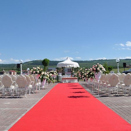 Grand Hotel Italia Κλουζ-Ναπόκα Εξωτερικό φωτογραφία Wedding ceremony at the airport