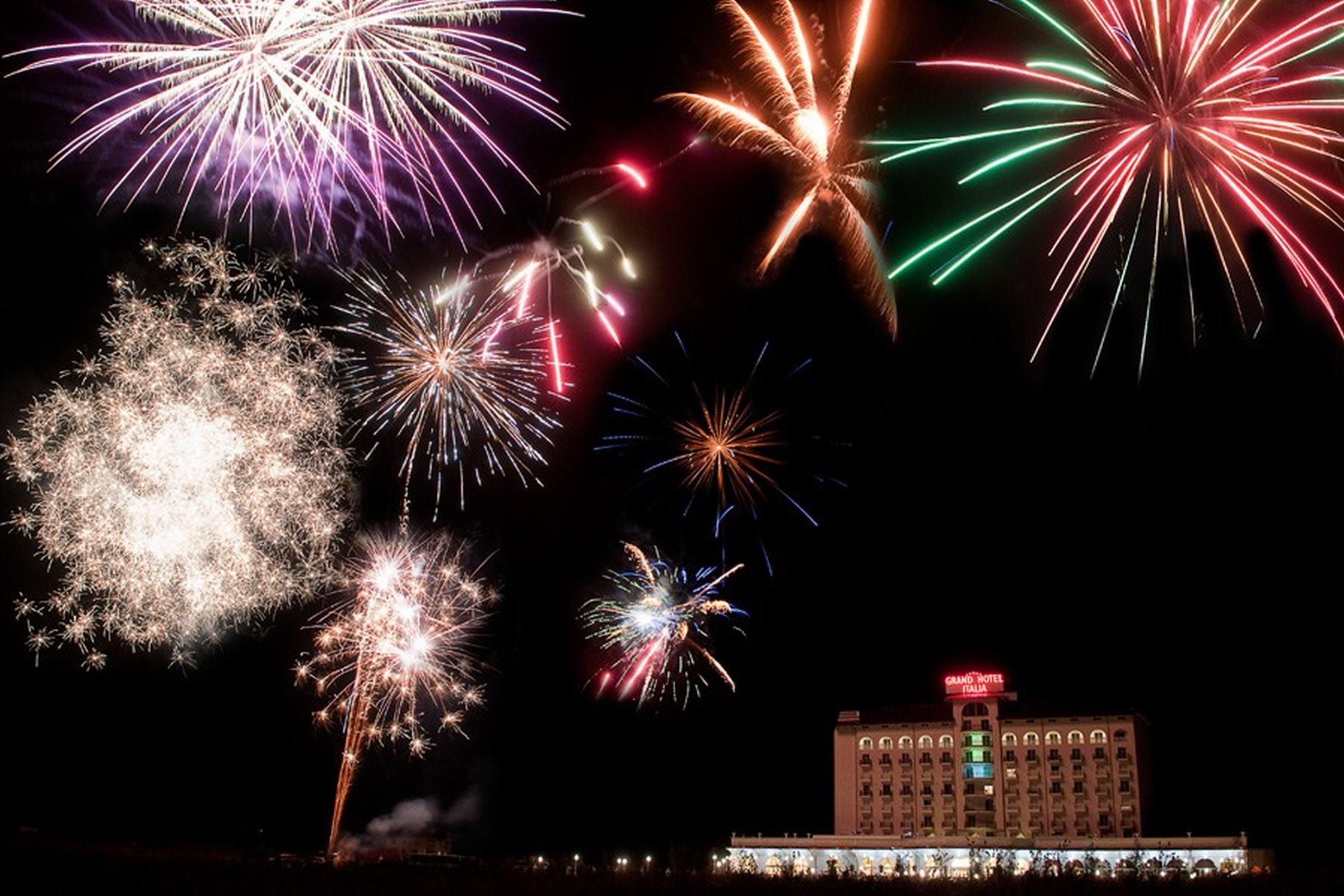 Grand Hotel Italia Κλουζ-Ναπόκα Εξωτερικό φωτογραφία Fireworks at the 2007 festival