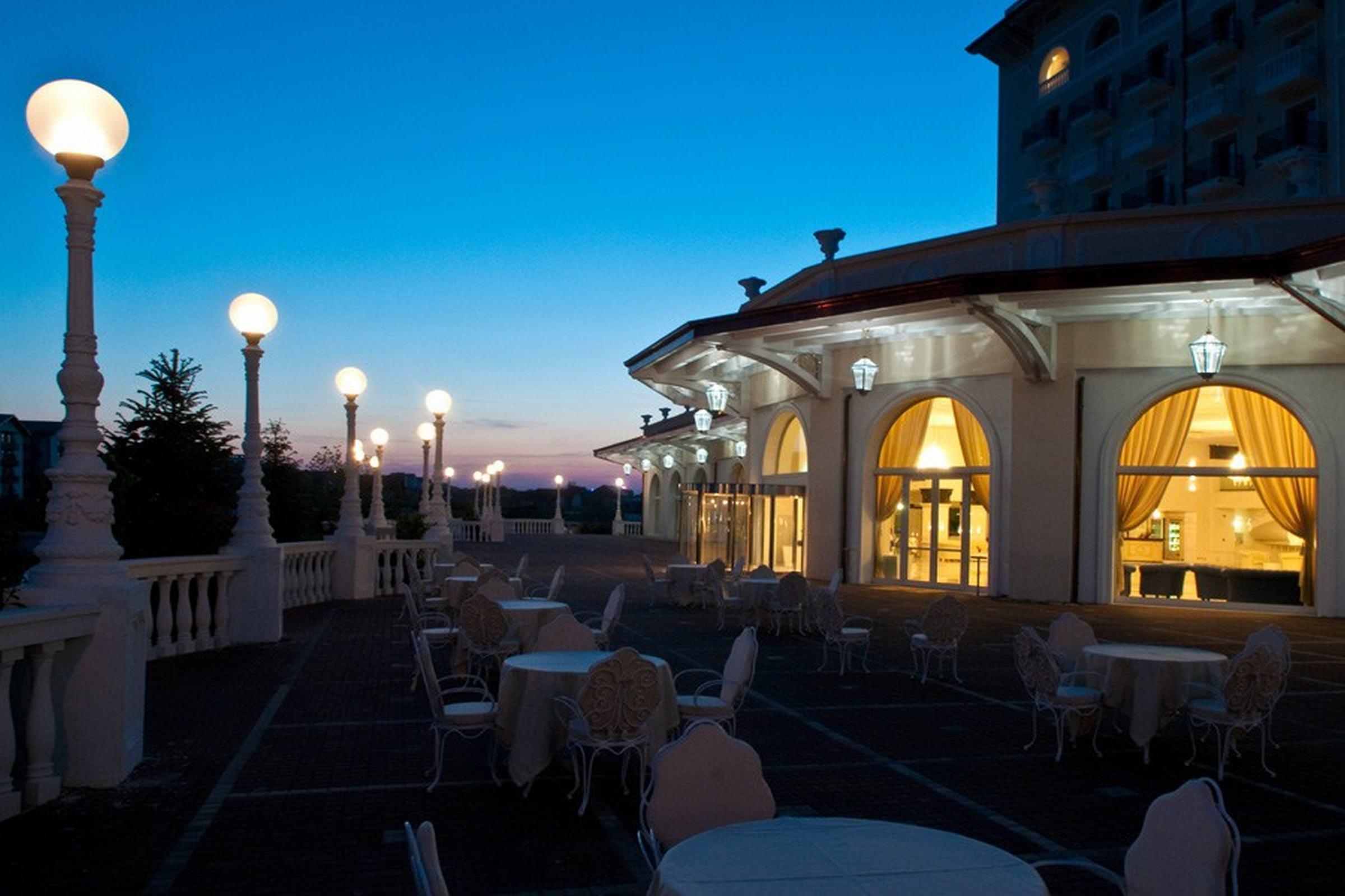 Grand Hotel Italia Κλουζ-Ναπόκα Εξωτερικό φωτογραφία The Terrace at the Grand Hotel