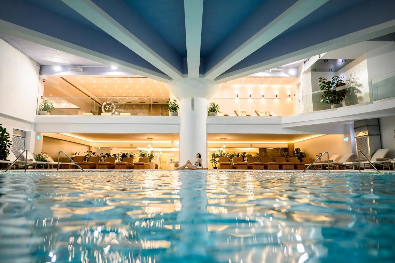 Grand Hotel Italia Κλουζ-Ναπόκα Εξωτερικό φωτογραφία The swimming pool at the hotel