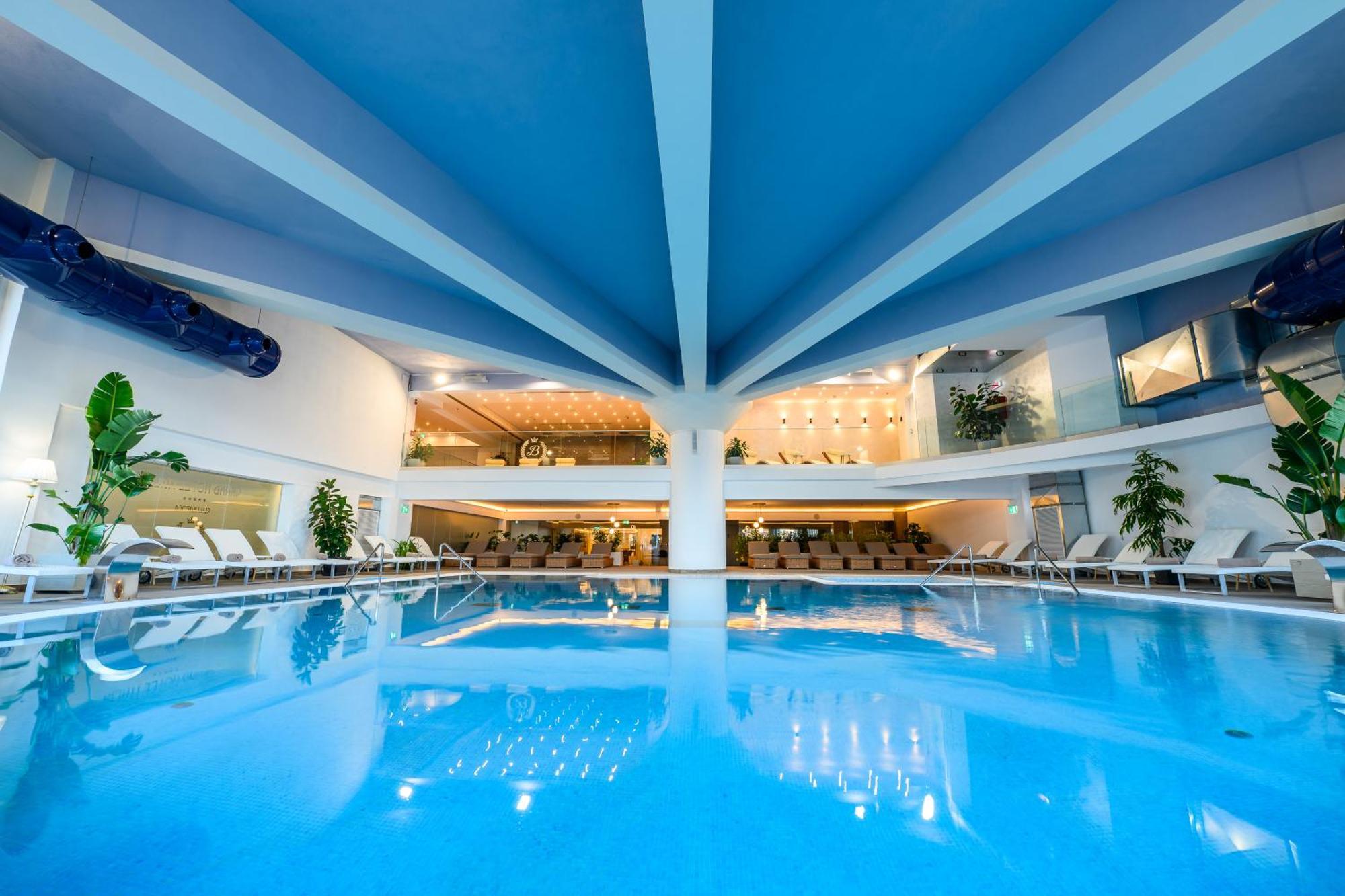 Grand Hotel Italia Κλουζ-Ναπόκα Εξωτερικό φωτογραφία The swimming pool at the hotel