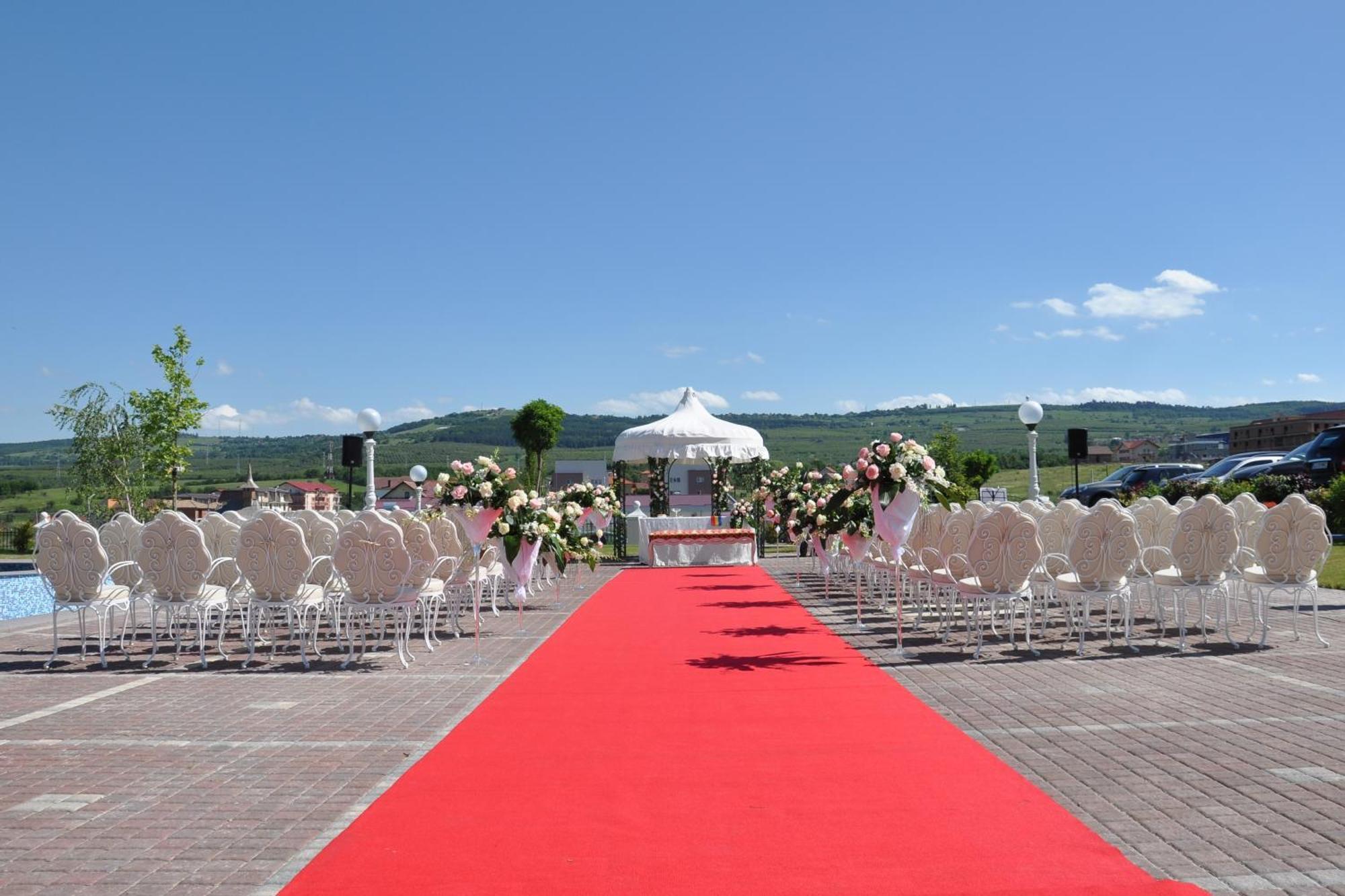 Grand Hotel Italia Κλουζ-Ναπόκα Εξωτερικό φωτογραφία Wedding ceremony at the airport