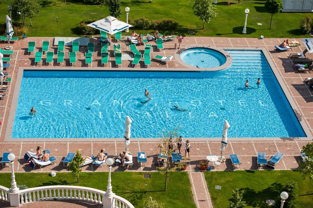 Grand Hotel Italia Κλουζ-Ναπόκα Εξωτερικό φωτογραφία The swimming pool at the hotel