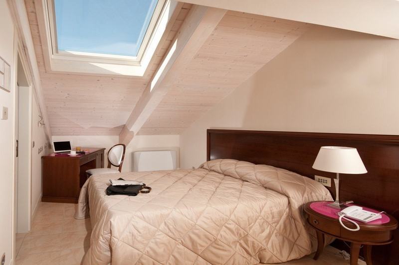 Grand Hotel Italia Κλουζ-Ναπόκα Εξωτερικό φωτογραφία A bedroom with a skylight